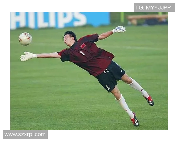 乡村热潮兴起年轻人争相模仿农村足球球星风采